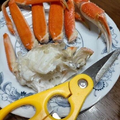 こんばんは☆ずぼ蟹は美味しいですね♪福井の親友に手配してもらってここ数年♪ハサミで切るところはOK♡なかなか上手に身が抜けません～(⋆ᵕᴗᵕ⋆).+*ﾍﾟｺリ♡